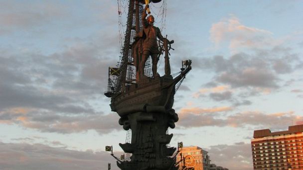 Памятник Петру I на Москве-реке в Москве (фото)