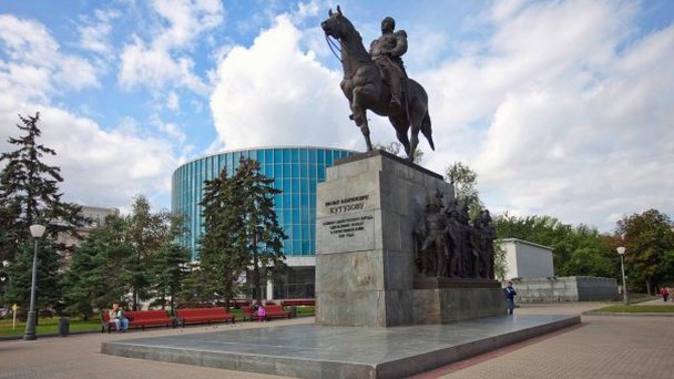 Памятник Кутузову возле Музея-панорамыБородинская битва в Москве (фото)