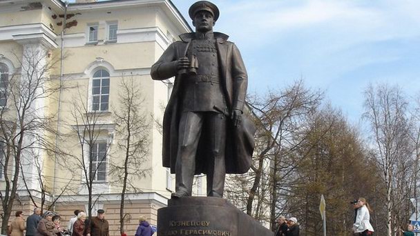 Памятник герою Советского Союза Н.Г.Кузнецову в Архангельске (фото)