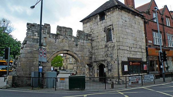 Ворота Бутхэм-Бар в Англии