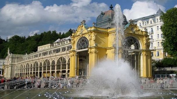 Поющий фонтан в Марианских Лазнях в Марианских Лазне