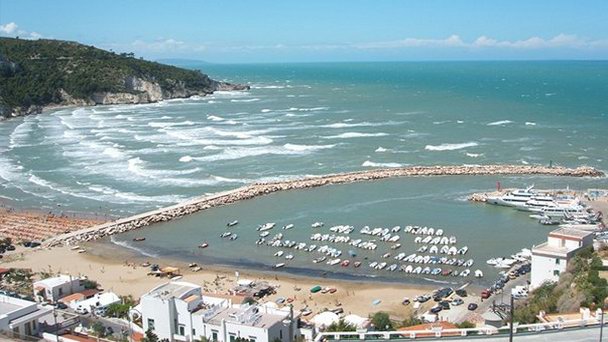 Пляж Калалунга ди Пескичи в Апулии