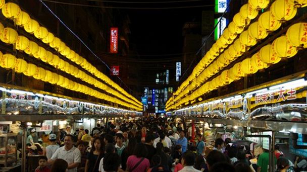 Ночной рынок Miaokou в Килунге в Тайпее