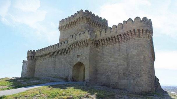 Средневековый башенный замок в поселке Рамана в Баку Средневековый башенный замок в поселке Рамана в Баку