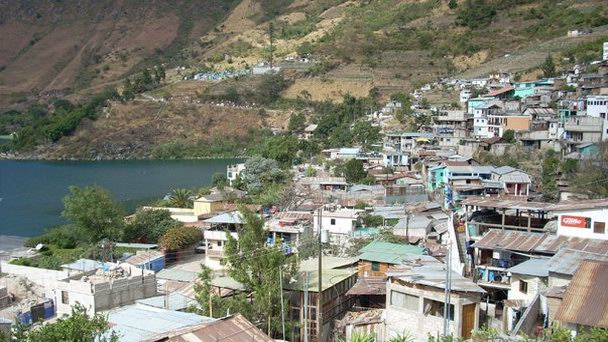 Деревня Сан Антонио Палопо на Озере Атитлан