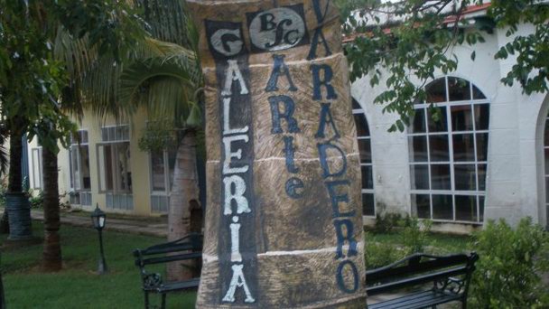 Памятник тюбику зубной пасты в Варадеро