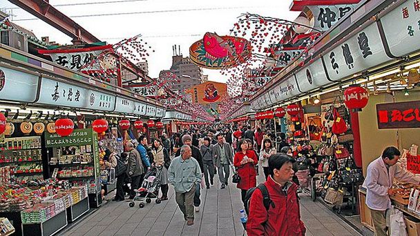 Улица Нака-мисэ-дори в Токио