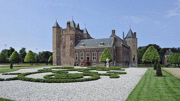 Замок Ассумбург в Хемскерке