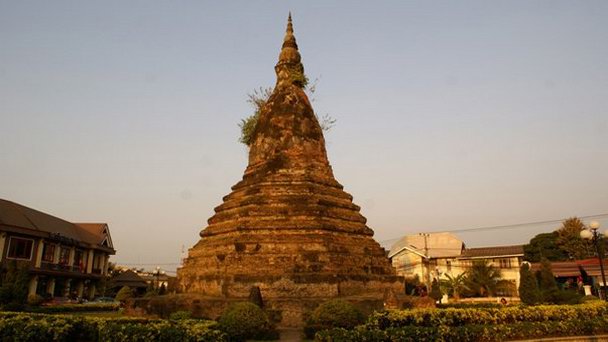Ступа Тхат Дам во Вьентьяне