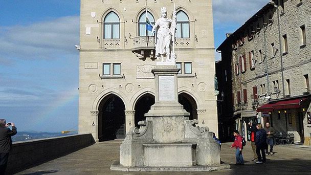 Статуя Свободы в Сан-Марино Статуя Свободы в Сан-Марино