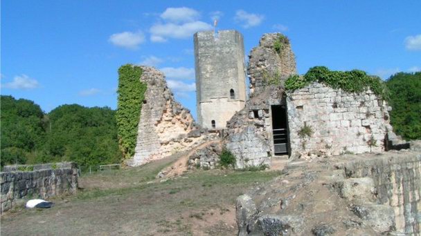 Замок Gavaudun в Пиренеях Замок Gavaudun в Пиренеях