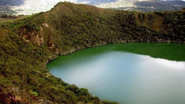 Озеро Игуаке в Кальдасе Озеро Игуаке в Кальдасе