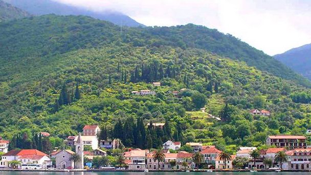 Пляж острова Цветов в Тивате