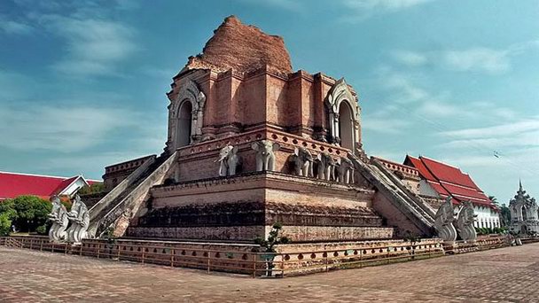 Храм Ват Чеди Луанг в Чианг Маи