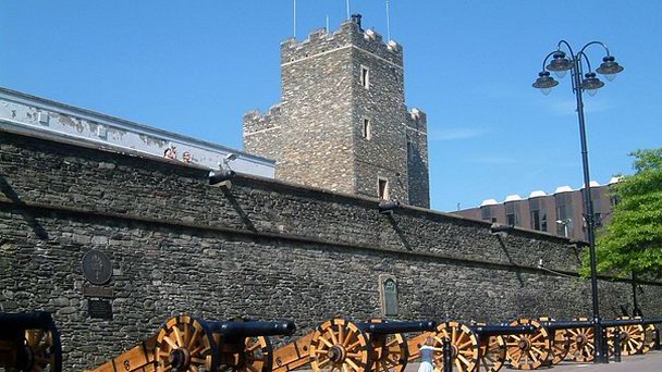 Городская стена Лондондерри в Северной Ирландии Городская стена Лондондерри в Северной Ирландии
