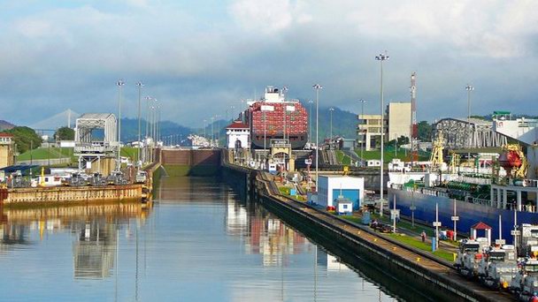 Шлюз Miraflores в Панаме Шлюз Miraflores в Панаме