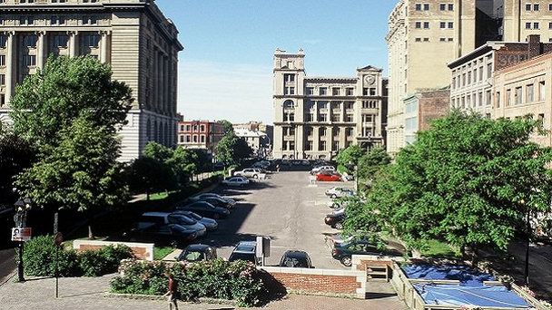 Площадь Пляс-д’Ювиль в Монреале