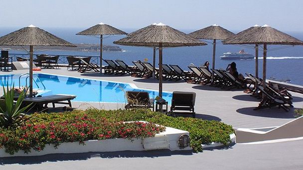 Кафе с бассейном Lioyerma на Санторини