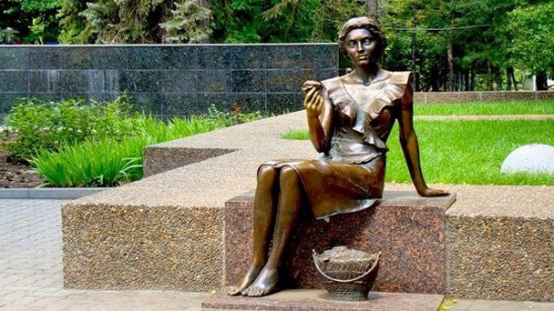 Скульптура Цветочница в Ростове-на-Дону