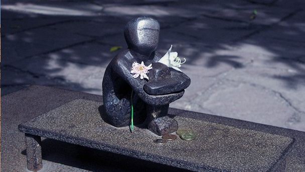 Мальчик смотрящий на луну в Стокгольме