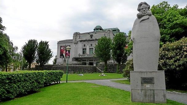 Памятник Ибсену в Регионе Фьордов