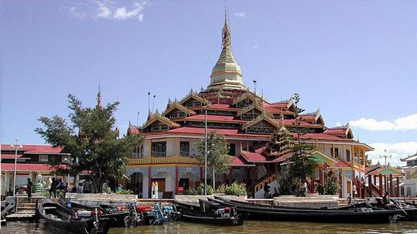 Монастырь Нга Пхе Кьяунг на Озере Инле Монастырь Нга Пхе Кьяунг на Озере Инле