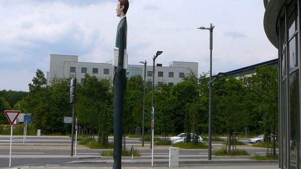 Памятник банкиру в квартале Кирхбург в Люксембурге