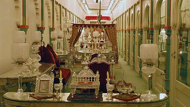 Кристальная галерея во дворце Fateh Prakash в Удайпуре