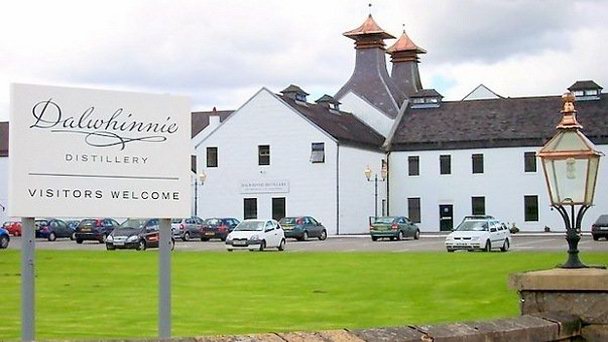 Вискокурня Dalwhinnie в Шотландии Вискокурня Dalwhinnie в Шотландии