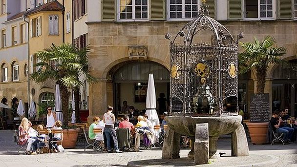 Фонтан Hans-im-Gluumlck в Баден-Вюртемберге Фонтан Hans-im-Gluumlck в Баден-Вюртемберге