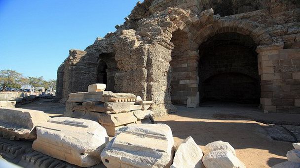 Бани-купальни при гавани в Сиде