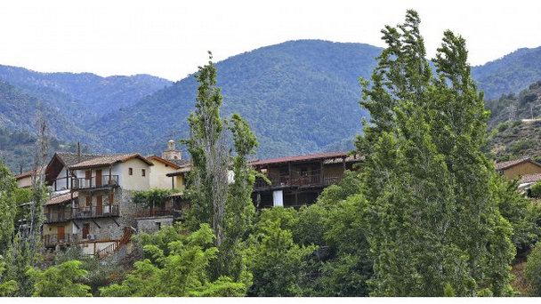 Горная система Troodos в дереве Kakopetria в Тродосе