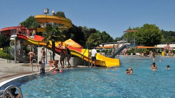 Бассейн Freibad Leopoldskron в Зальцбурге Бассейн Freibad Leopoldskron в Зальцбурге