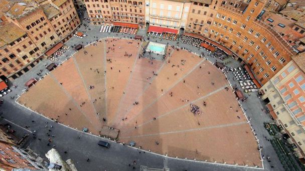 Городская площадь в Тоскане