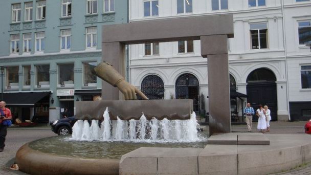 Памятник перчатке в Осло