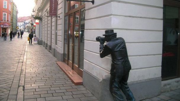 Памятник Папарацци в Братиславе