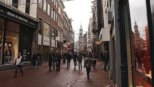 Улица Kalverstraat в Амстердаме