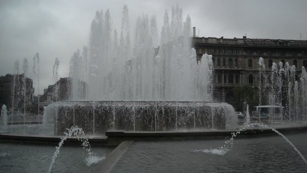 Фонтан у замка Сфорцеско в Милане