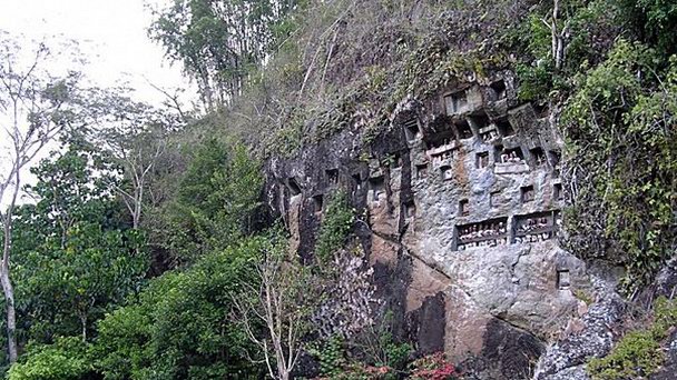 Каменные могилы Лемо на Сулавеси