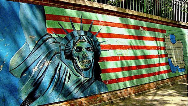 Стена бывшего посольства США в Тегеране