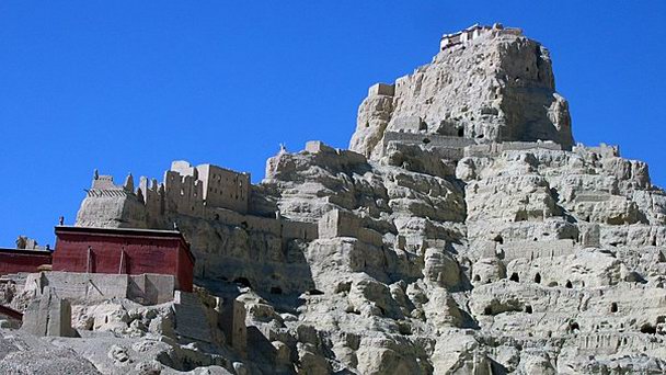 Руины города Цапаранг в Тибете