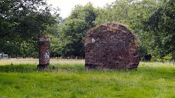 Руины замка Аннендаел в Лимбурге