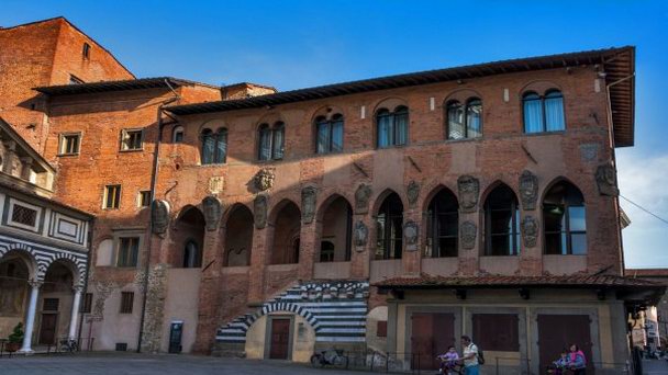 Епископский дворец (Palazzo dei Vescovi) в Тоскане Епископский дворец (Palazzo dei Vescovi) в Тоскане