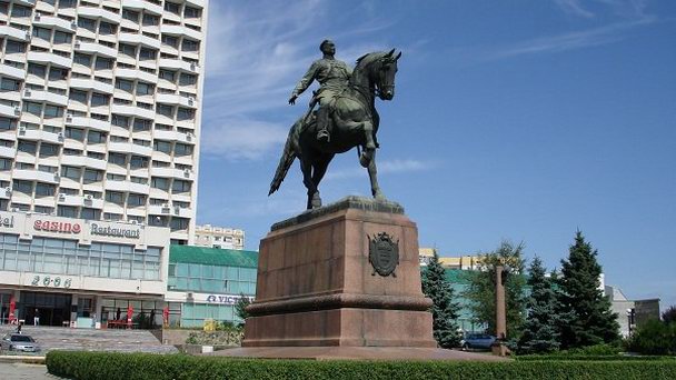 Памятник Котовскому в Кишиневе Памятник Котовскому в Кишиневе