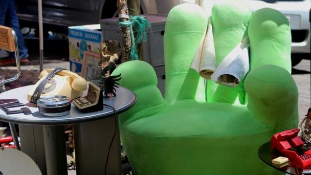 Блошиный рынок Фейра да Ладра в Лиссабоне