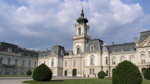 Замок Фештэчич в Балатоне