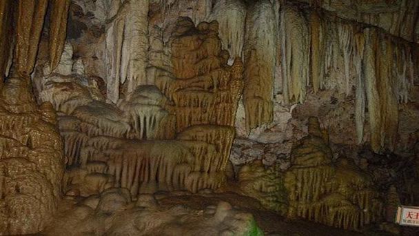 Большая сталактитовая пещера Jingdong в Пекине Большая сталактитовая пещера Jingdong в Пекине