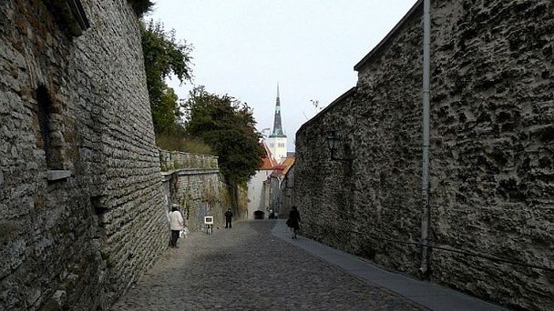 Улица Длинная нога в Таллине