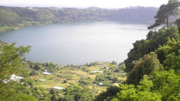 Озеро Неми в Риме Озеро Неми в Риме