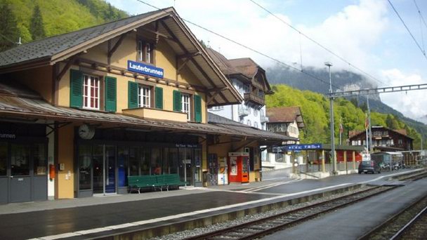 Вокзал Лаутербруннен округа Интерлакен в Бернских Альпах